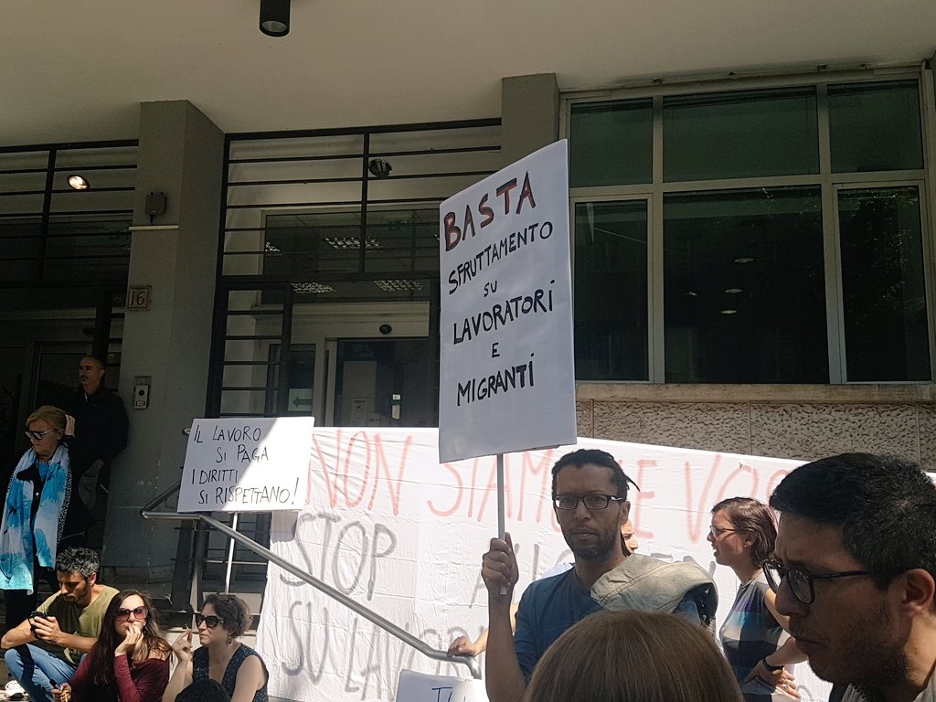 Puzzle_lab's tweet photo. #nonlavorogratis lavoratori coop EtaBeta chiedono i loro soldi! @bobogiac @virginiaraggi @StefanoFassina che dite? https://t.co/lYeWrk4aS8