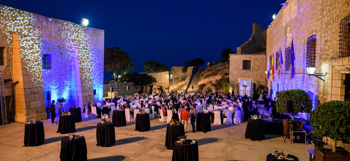 alvarodiazPHOTO's tweet photo. Cena de leyendas de @rfetm_tenismesa en el Castillo de Santa Bárbara #WVC2016 https://t.co/B5rSLepelh
