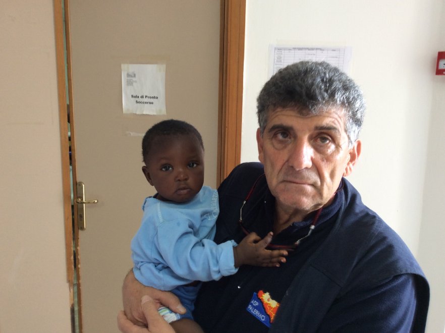 La sua mamma l'ha presa il mare e #Favour è sbarcata sola. Per tutti i bimbi come lei dobbiamo esserci. Sempre.