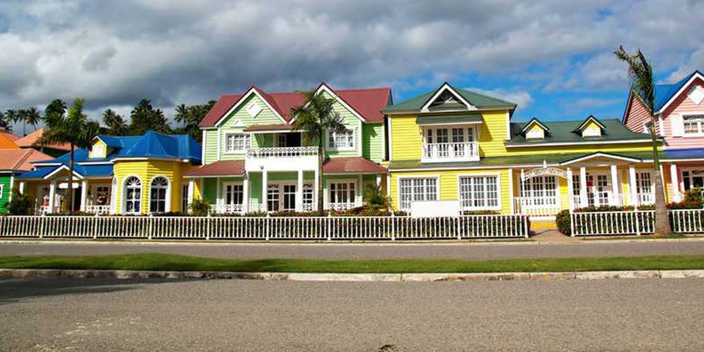 anticcolonial's tweet photo. In the #CaribbeanSea we can enjoy beautiful little #WoodenHouses painted in bright colours-> https://t.co/lJqGWRCCSh https://t.co/Ok0sS85rxj