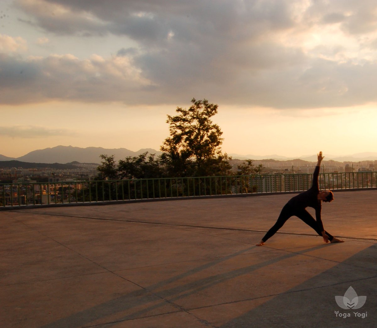 Space, light, darkness, all of it is inside and outside. #yogainthegallery <a href="/theRMG/">The RMG</a>