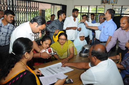 THBengaluru's tweet image. Huge rush at #DPUE for scanned copies of #answerscripts. bit.ly/1P0aoV7