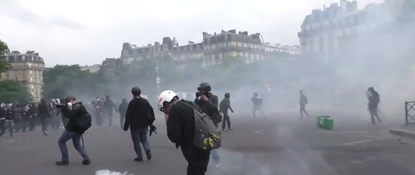 #NOW tear-gas orgy by french cops in #paris against the #LoiTravail demo 
"tout le monde déteste la police"