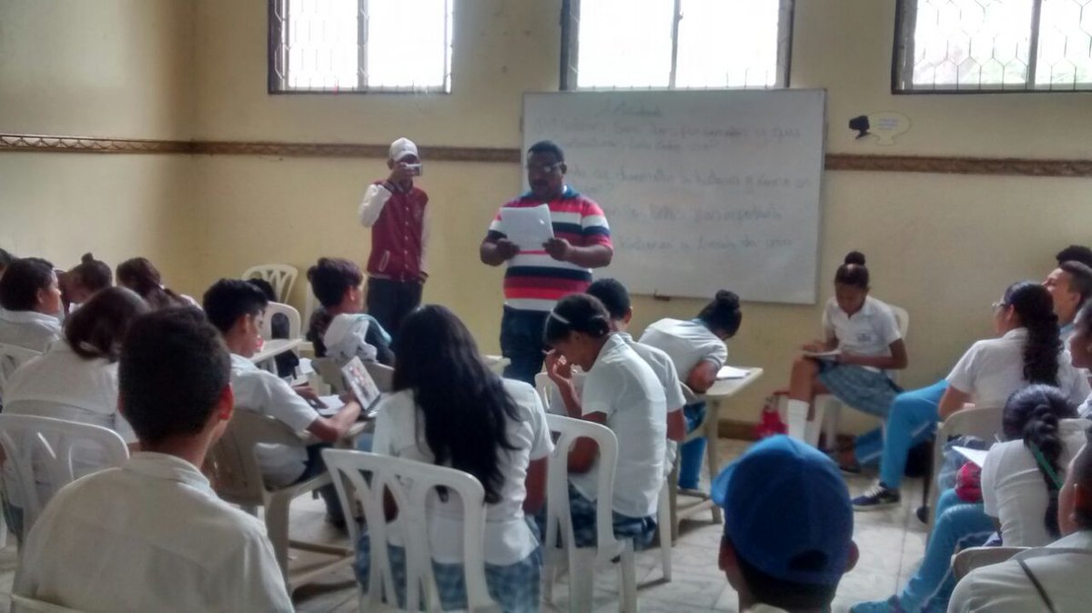 ietcfjcisneros's tweet photo. #SemanaE @Mineducacion la lectura se ha convertido en una diversión en la IETFJCisneros. Todos metidos en el CUENTO https://t.co/GeixncEwMM