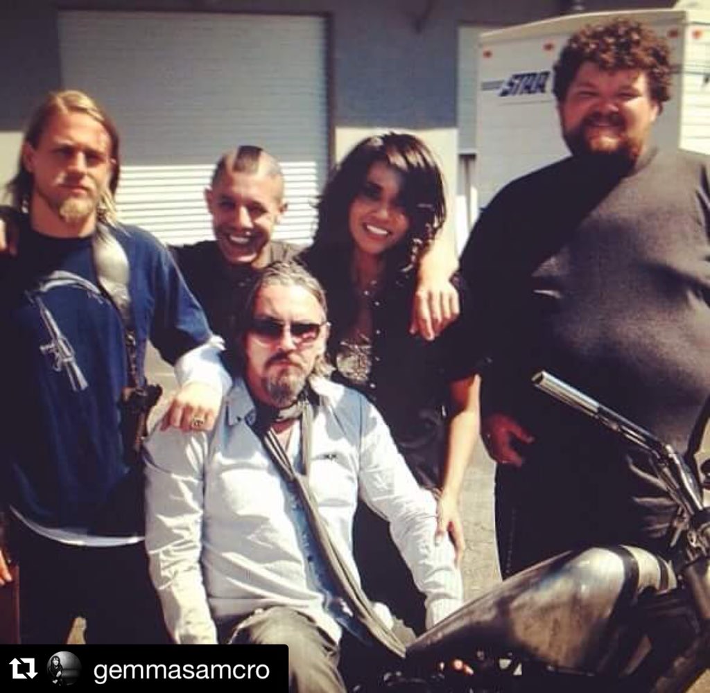 Ironnorm77's tweet photo. Happy #SOA #BehindTheScenes #TBT 😃 @Tommyflanagan @Theorossi #CharlieHunnam #ChristopherReed @JoannaMariaW @lay305 https://t.co/1LjCXUrAxN