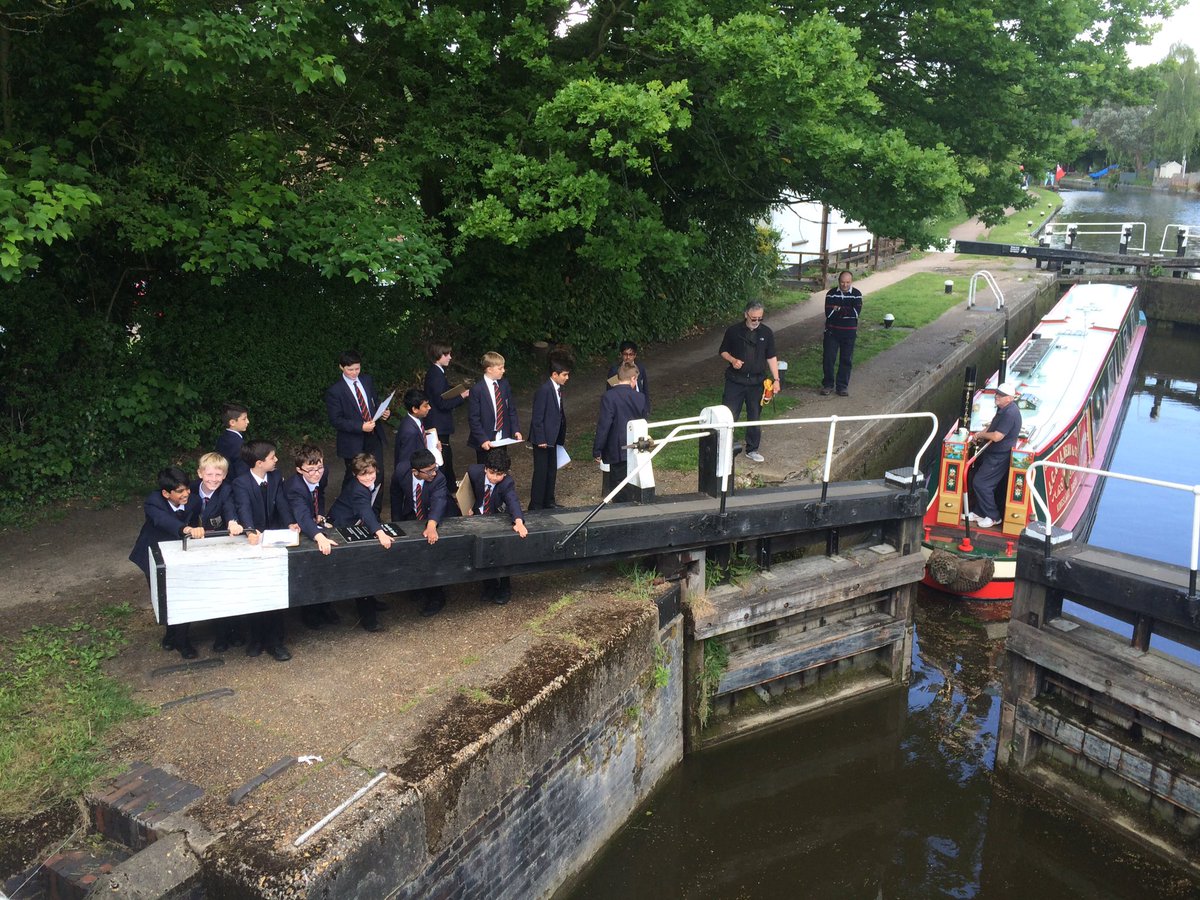 DCGSVisits's tweet photo. 7T learning about Grand Union Canal and how locks work 1st hand! @dcgs_thorne @thepapertrailuk https://t.co/C1u5mABEJZ