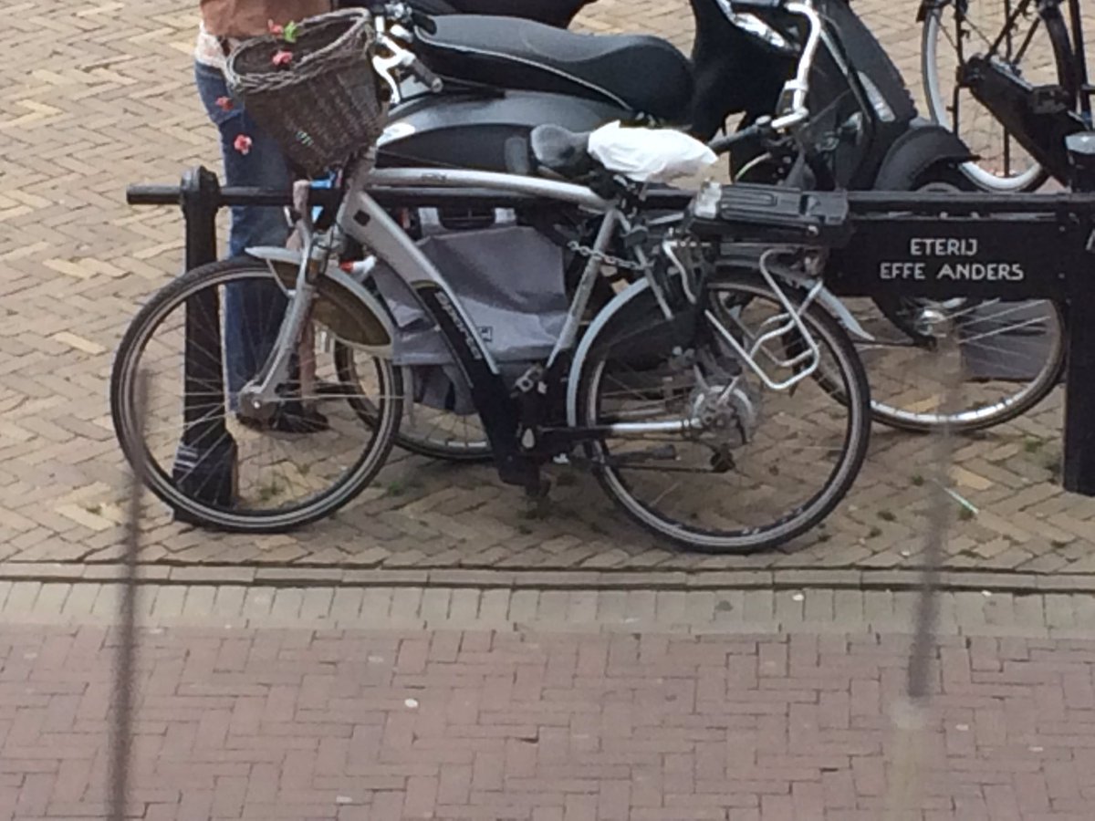Martine0812's tweet photo. @FNJWD Mee naar m'n werk. Nu braaf wachten totdat we weer naar huis mogen. #fietsvanpapa #fietsnaarjewerkdag https://t.co/wkSDoktL9O