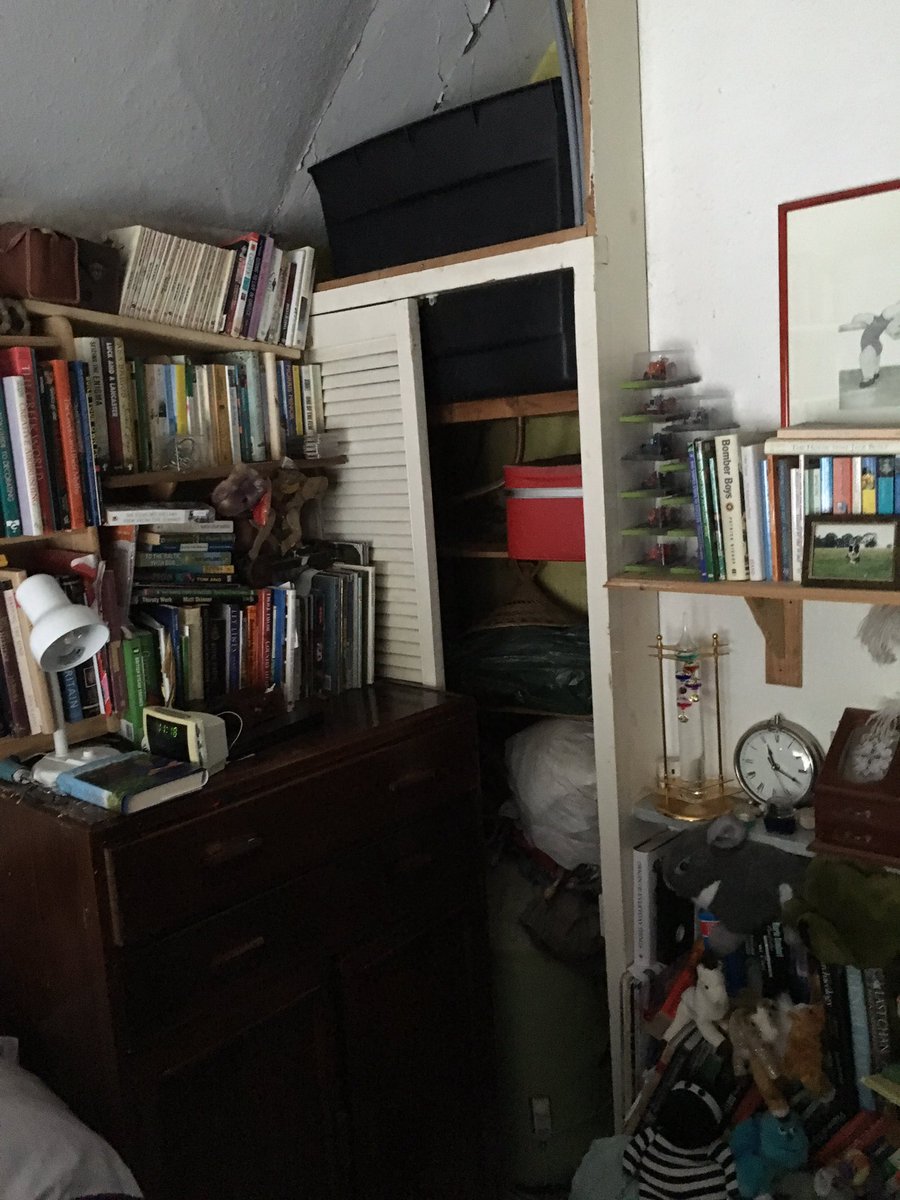 pbplumber's tweet image. The tenant here has cleared space for me to replace the tank 🙄🙈