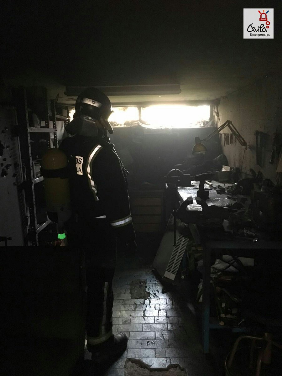 EmergenciaAvila's tweet photo. Tras apagar el incendio #BomberosAv ventilan el edificio para eliminar el humo de las instalaciones del Instituto https://t.co/TUP8srdjMy