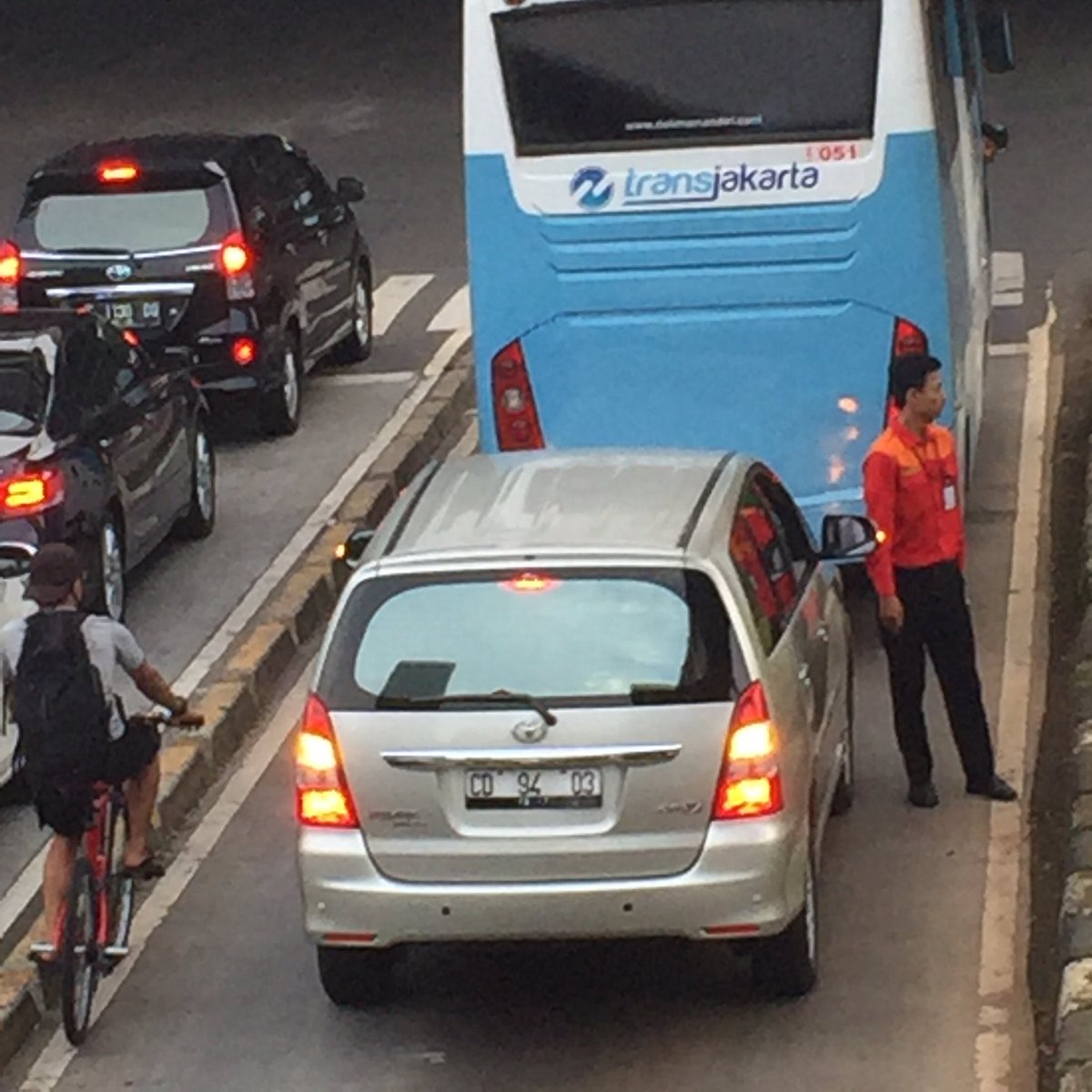 Pak <a href="/basuki_btp/">Basuki T Purnama</a>, mobil ini nyalib bus <a href="/PT_TransJakarta/">Transportasi Jakarta</a> trus masuk busway. Sopir bus sampe hrs injek rem mendadak loh