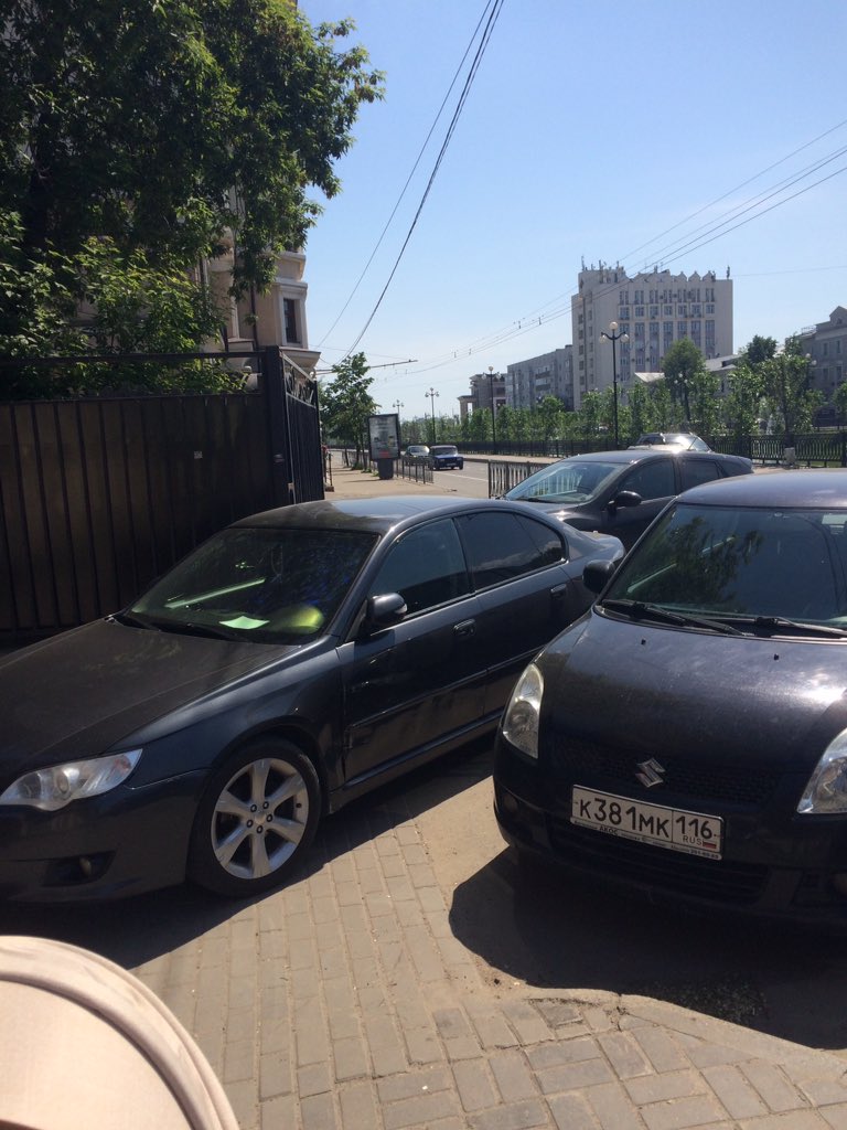 Strykhar's tweet photo. Каждый раз, обходя их с коляской по проезжей части, мне хочется спросить "ребята, ну вы совсем охуели а?" https://t.co/vChePk4MwC