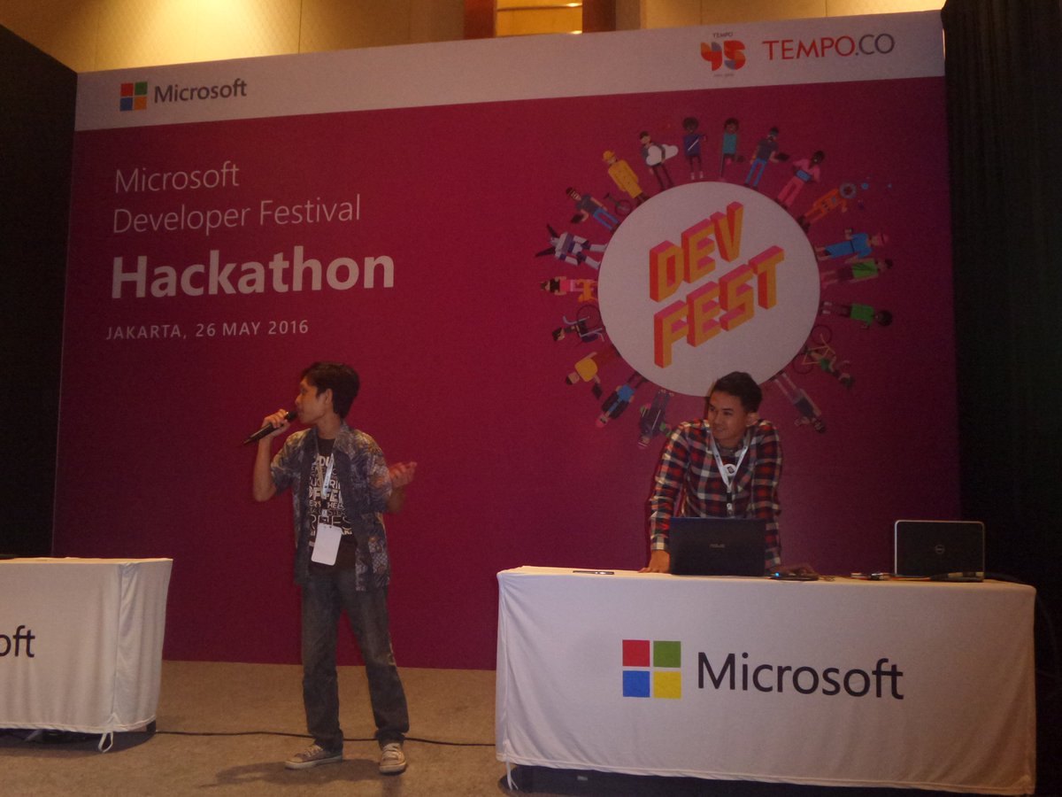 tempodotco's tweet photo. Tim Lavorus mendemonstrasikan programnya: tempoBOT. #Hack4Media #DevFestID https://t.co/M3nzmTYNrR