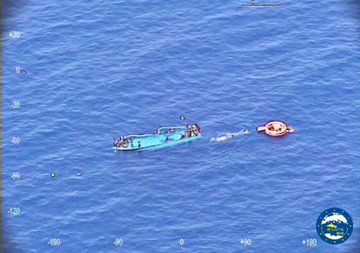 地中海偷渡船再倾覆落水难民挣扎求救 利比亚 大纪元
