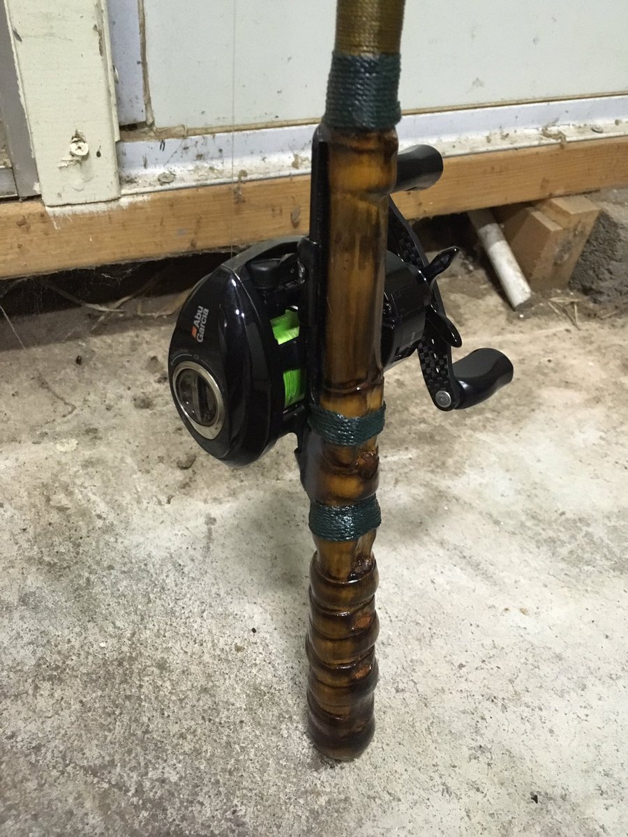 料理長 新しいベイトロッドでけた オールグラスソリッドでグリップは観音竹の漆塗り トリガーレスで竹のデコボコがちょうどトリガー代わりにバッチリ ミノーイングが楽しくなりそうなピン打ちロッド