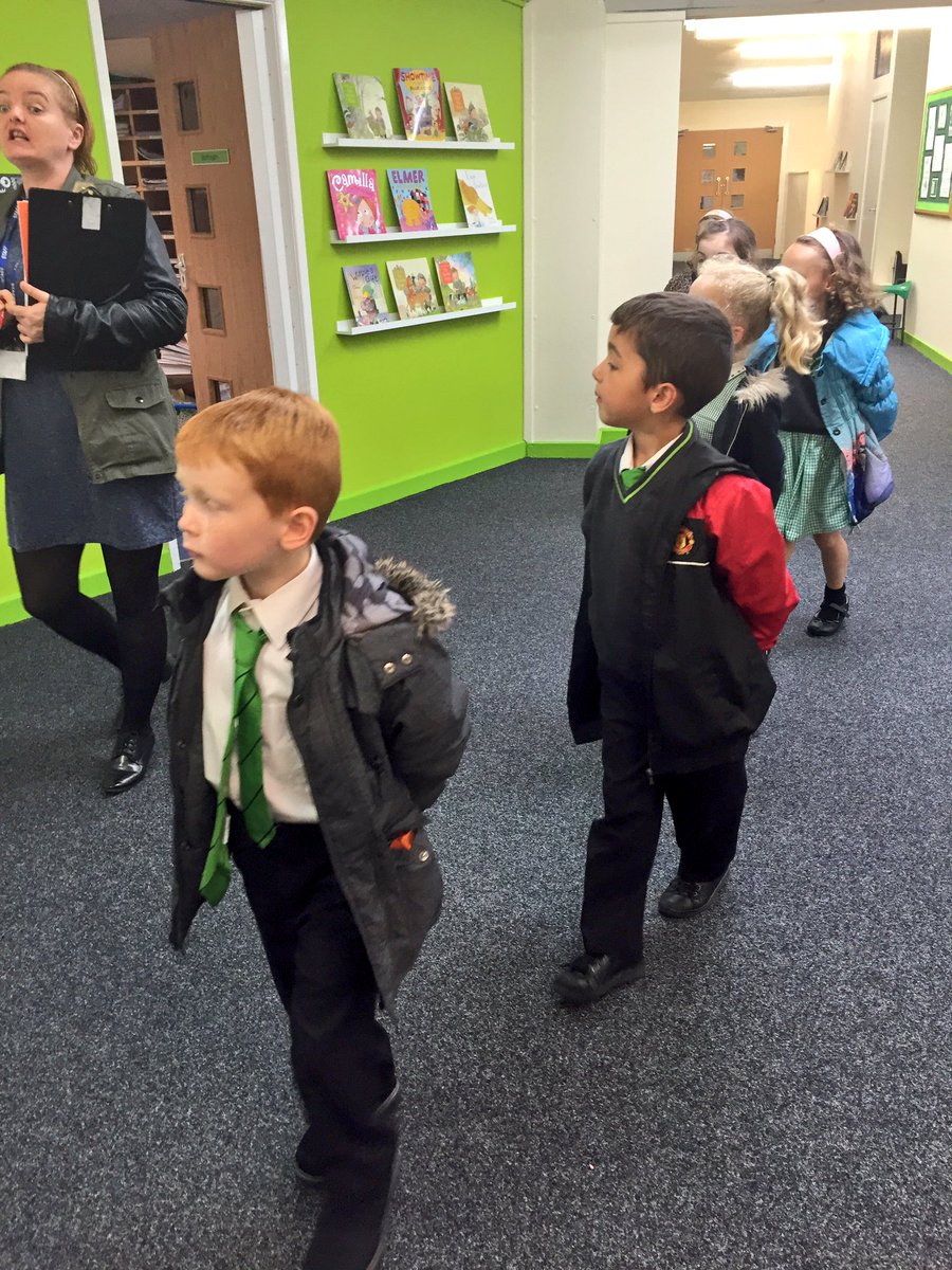 OnoFnlomce_net's tweet photo. @Literacy_Trust we're off on our story telling visit to Crown Point North #LRAY1W #LRAY1B #LRAY3 #excitedlearning https://t.co/QFEyxTqFzD