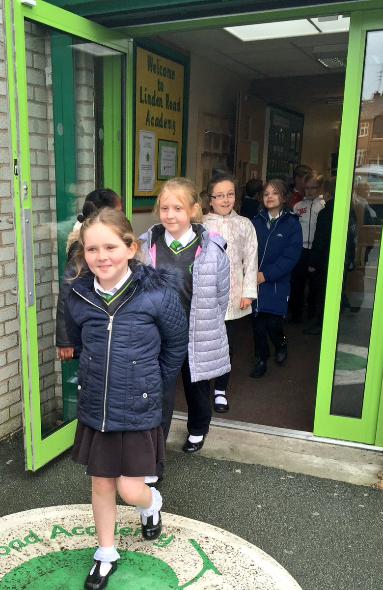 OnoFnlomce_net's tweet photo. @Literacy_Trust we're off on our story telling visit to Crown Point North #LRAY1W #LRAY1B #LRAY3 #excitedlearning https://t.co/QFEyxTqFzD