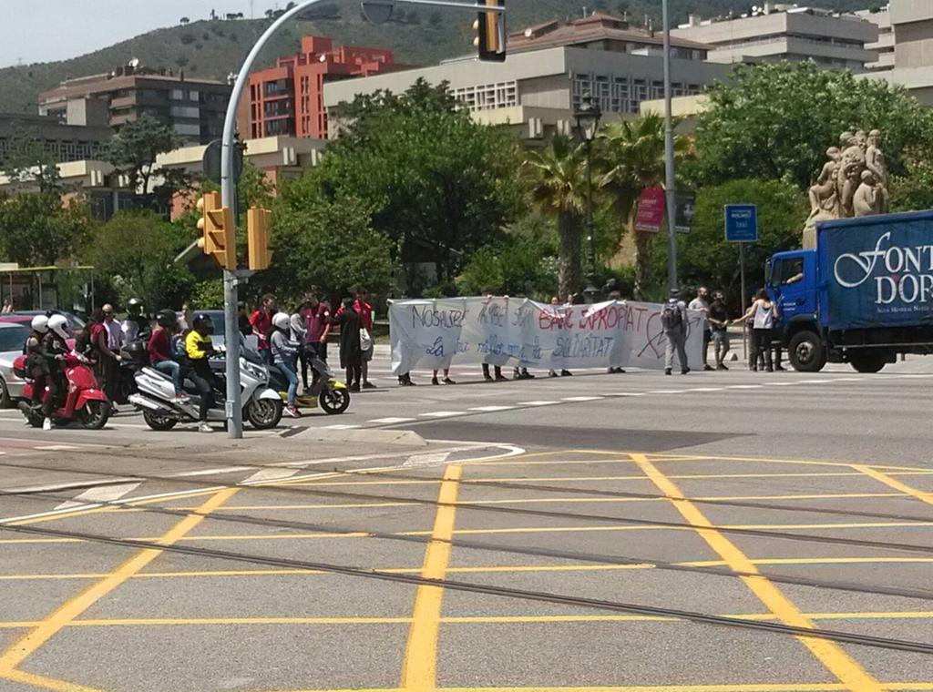 Ara mateix tall a la diagonal a zona uni en solidaritat amb el <a href="/Banc_Expropiat/">💘 Banc Expropiat 🔥</a> 
#ElBancResisteix 
#RodegemElBanc