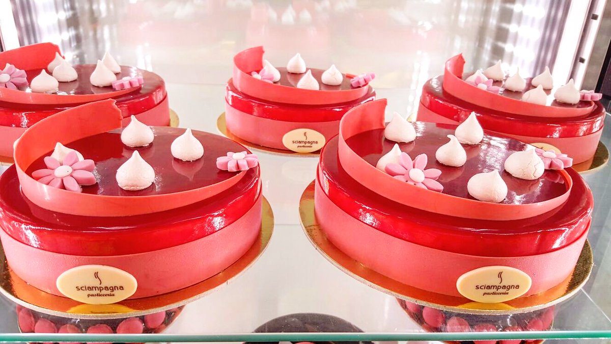 Cioccolato bianco, pistacchio, fragole e glassa al lampone..........#pasticceria #pastry #PastryChef <a href="/ampitweet/">AMPI</a>