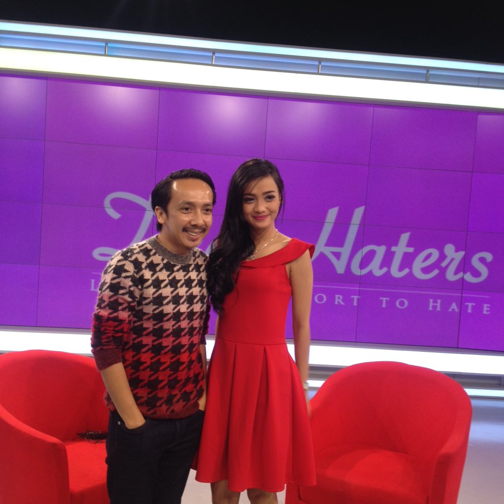 Usai sudah acara #LiveStreaming #DearHaters <a href="/Da3_Nisa/">DA3_NISA</a> bersama <a href="/Iwan9S10A/">Iwan Setyawan</a>. Nantikan sesi berikutnya ya