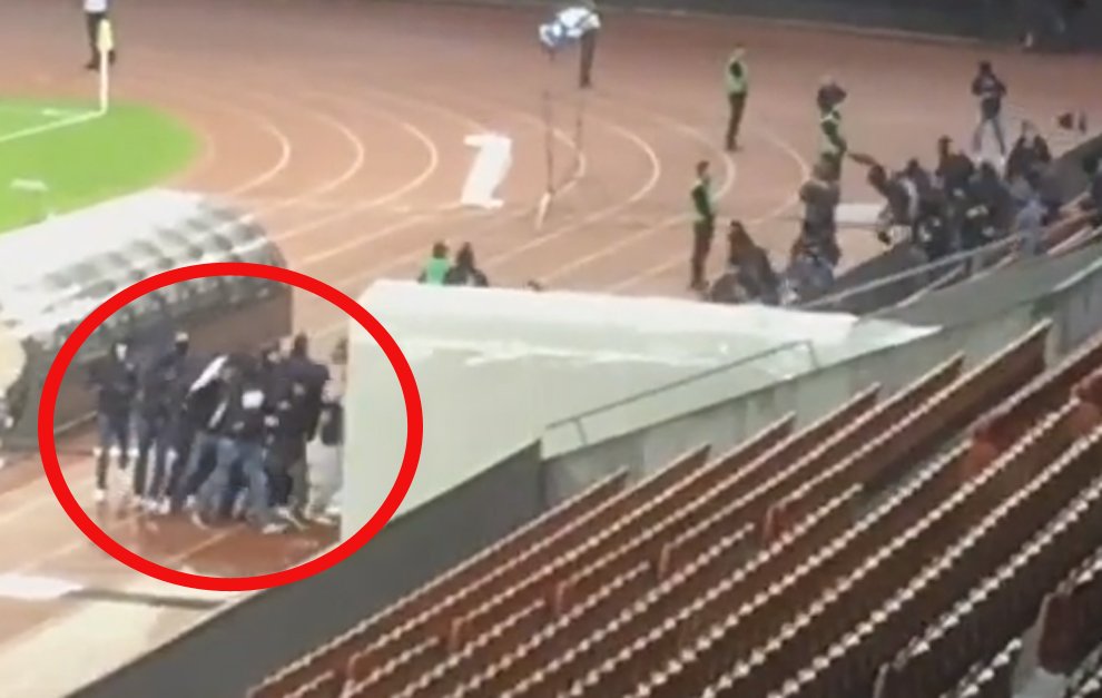 MARCATV's tweet image. ¡Los ULTRAS se cuelan en los vestuarios a por los jugadores! ▶ videos.marca.com/v/0_yz9ei7t3-l…