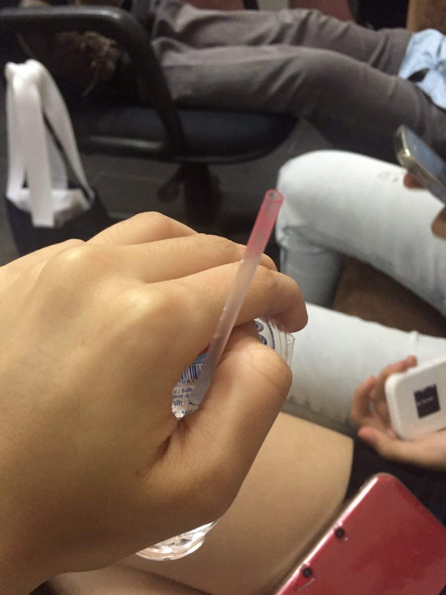 ayanashb0306's tweet photo. Bekas minum nya kak konal ahhahah gila lipstiknya kaya emak emak wkkwk @kinalJKT48 https://t.co/ILGRUY82B7