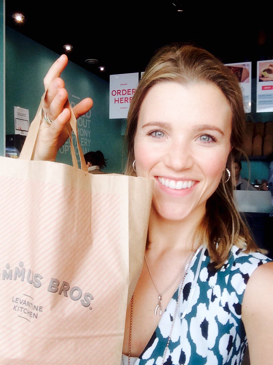 Laurakeebs's tweet photo. Thanks @hbros and @TimeOutLondon for my #hummus treat today, absolute #steal ~ #happyhummusweek 🙌 https://t.co/oeAcWxZAfK