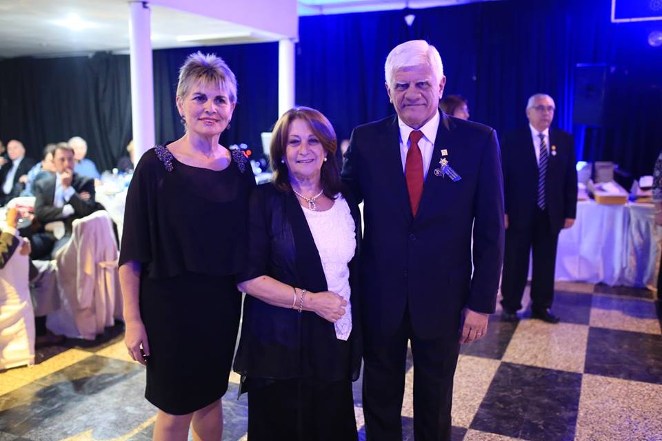 cnlnqn2016's tweet photo. Gobernador Distrito O-2 junto a su señora y la Presidente del Múltiple P.F. 2016-2017 #CNACLEONQN2016 https://t.co/fywOjQlGQA