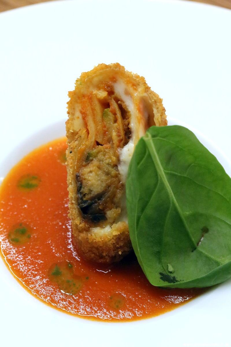 pari_biosteria's tweet photo. #mozzarellalab in ciambotta su pomodoro del piennolo #menùsenzaasterischi #savethetable 0828851525 https://t.co/YoQ6srdgHn