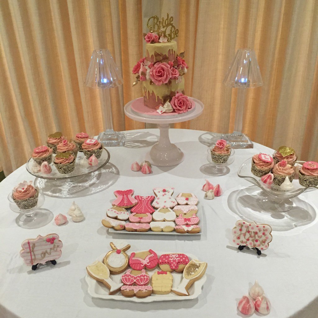 #ThrowbackThursday #cake #wedding #bridetobe #hendo #dollydewdropscake #cookies #LuxuryWeddingCakes #bespoke