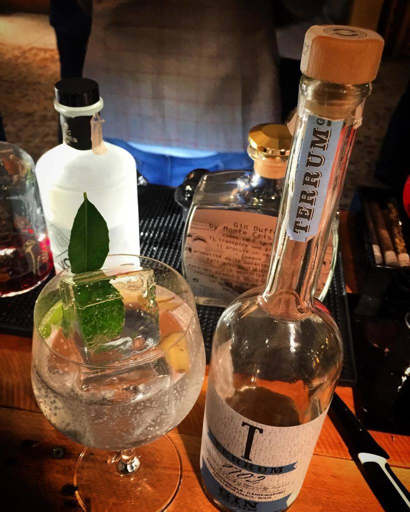 GinAndTwitts's tweet photo. Momentazo @terrumgin de @destileria_casadaponte en @Ginmotive #madrid #gintonic #gintonicly https://t.co/IfHLoZdjo3