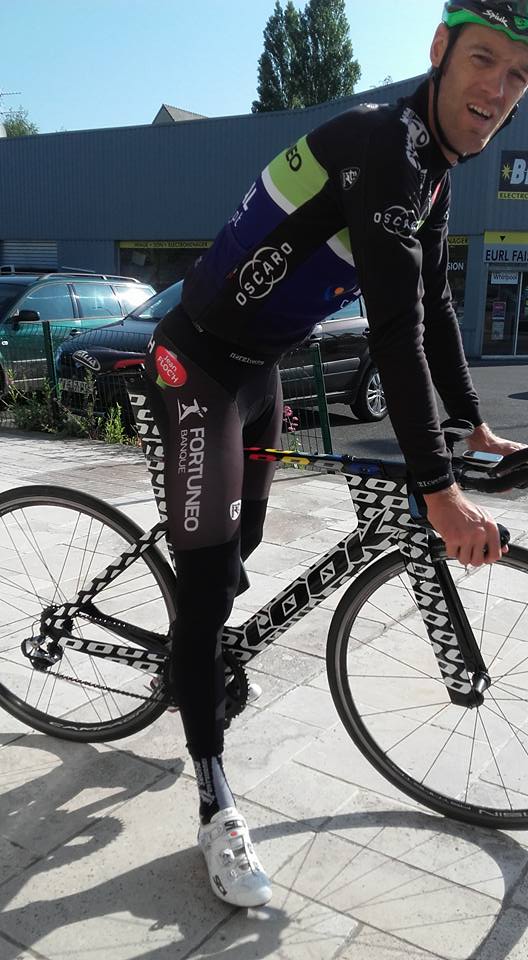 Arnaud avec le beau logo de l'AS