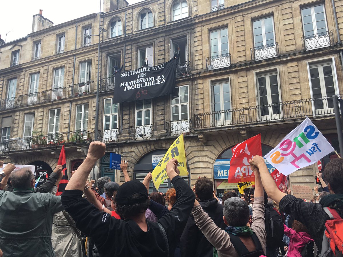 #LoiTravail #Bordeaux Le cortège s'arrête quelques minutes pour saluer la banderole qui fait plaisir à voir.