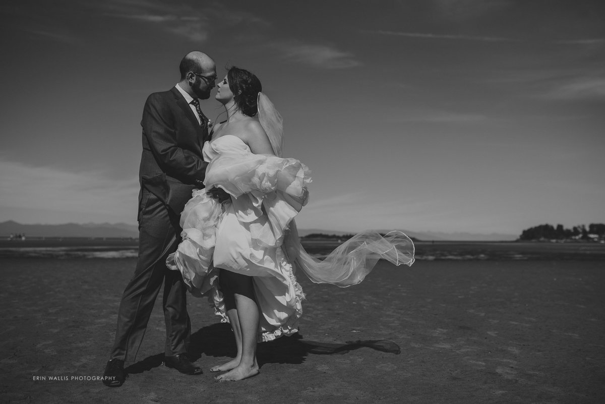 VIWeddingMag's tweet photo. #intheblog #realislandwedding Jana&Craig @erinwallis @Tigh_Na_Mara
https://t.co/g4MtG1y32E #parksvillewedding https://t.co/45l0sIq3Wo