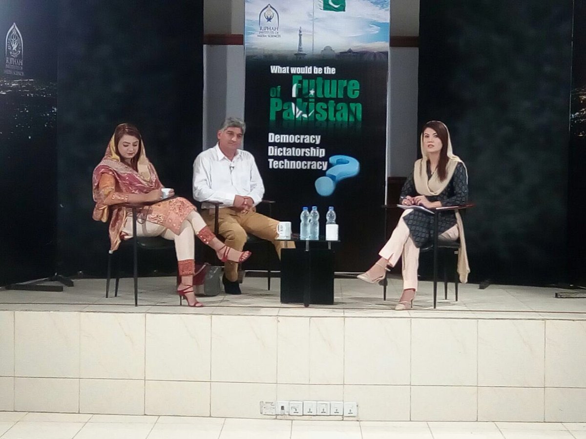 RehamKhan1's tweet photo. Discussing Future Pakistan with our academics & students. Democracy? Dictatorship or Technocracy? #Ripha https://t.co/eycoiXSX03