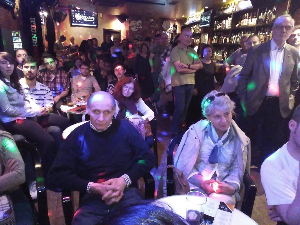 hebusto's tweet photo. Tres fotos, tres bares, 300 personas, ciencia y conocimiento en abierto. Resumen de #Pint16LOG #Pint16es https://t.co/PeX4CX3DFo