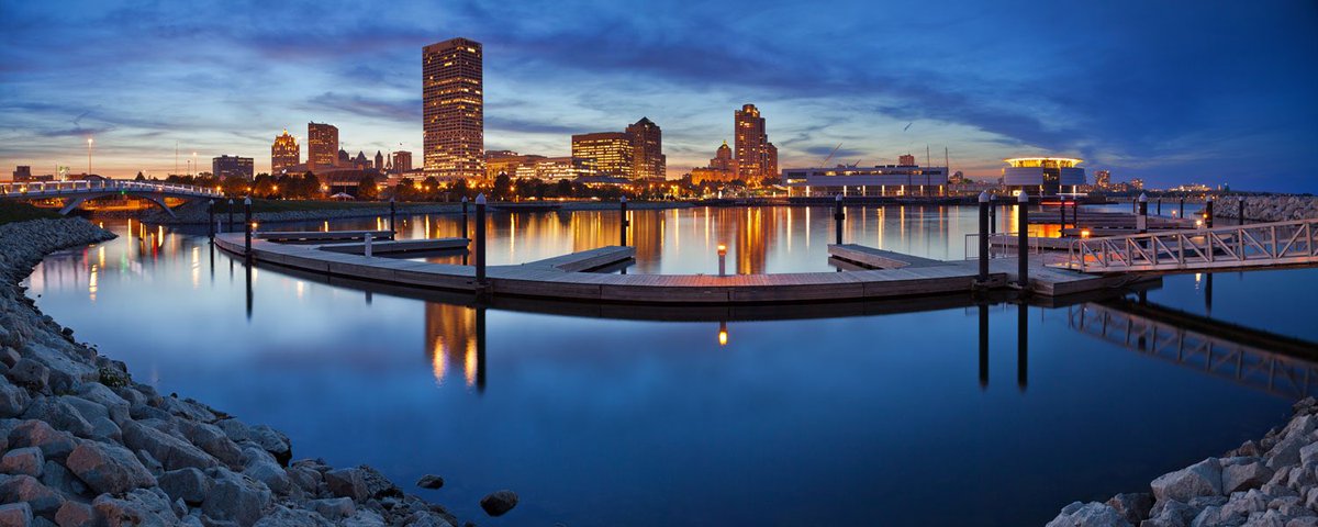tsyua1's tweet photo. Milwaukee by night... #YUANXUSA #milwaukee https://t.co/ZayV9J2vuk