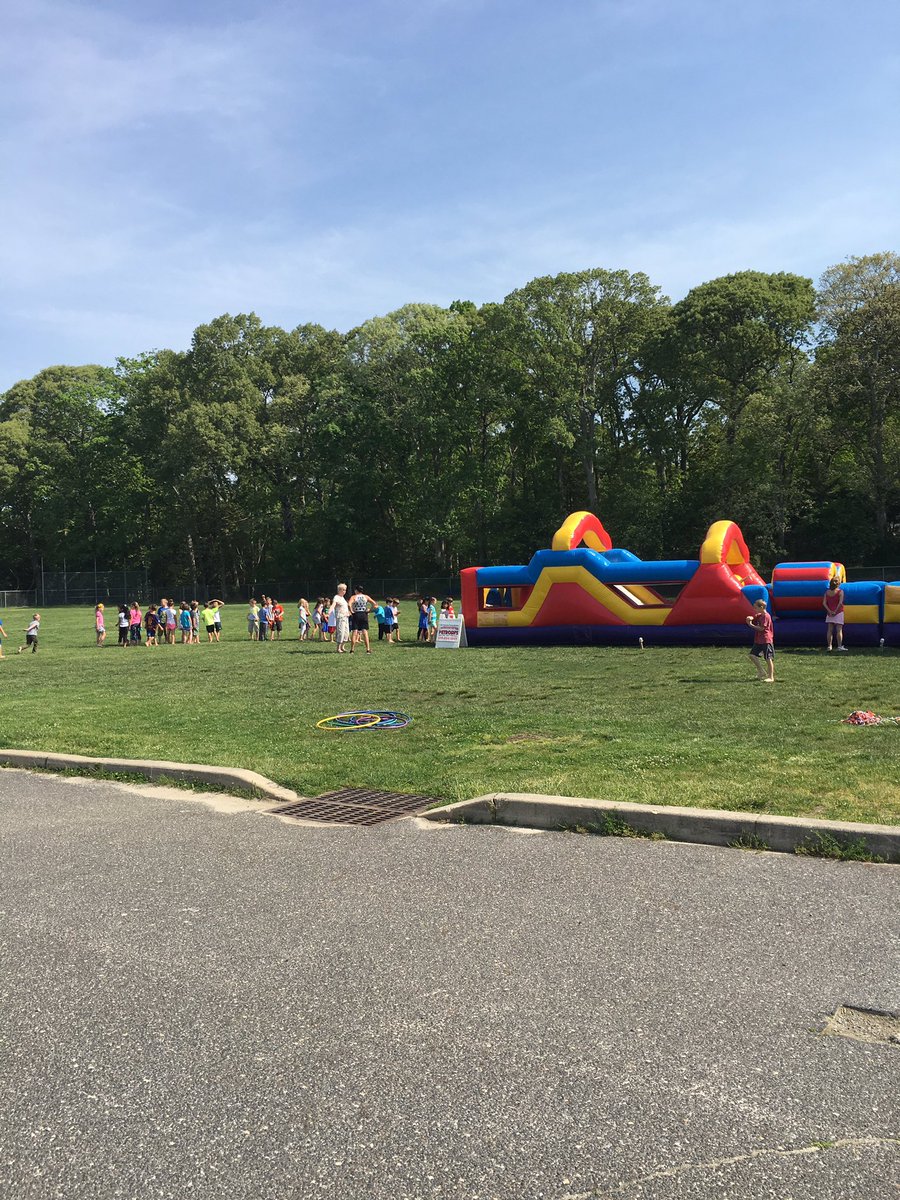 SeaviewES's tweet photo. Reward day today for all students completing a reading challenge of over 100,000 minutes in a month https://t.co/uUHJgT5ol5