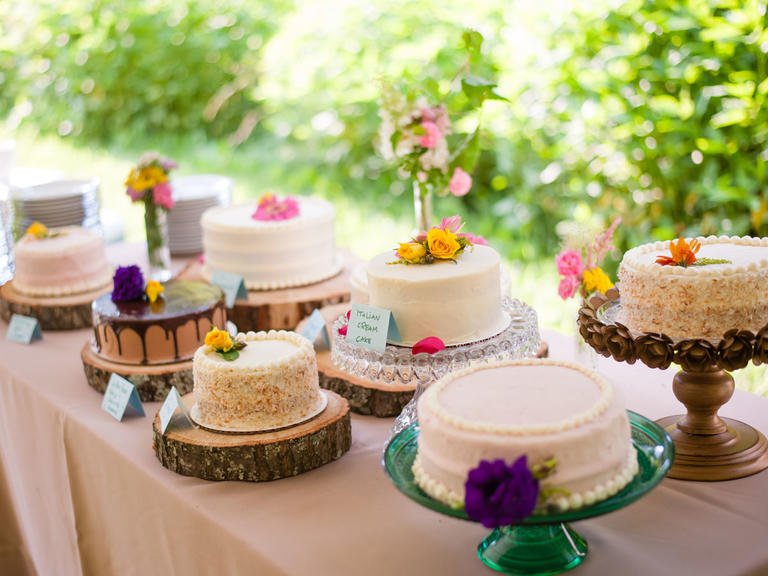 theknot's tweet image. 6 ways to serve up delicious mini cakes at your wedding: knot.ly/6016BqTJe