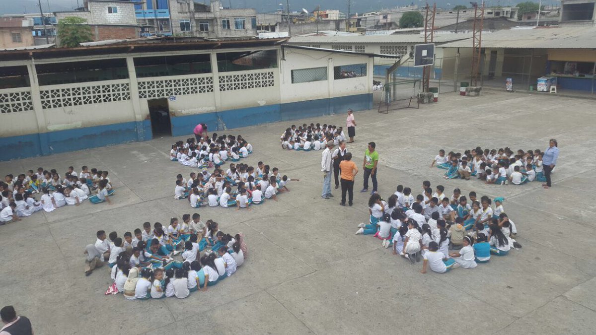 EducacionZ5_Ec's tweet photo. #SimulacroSismo estudiantes del distrito Naranjal cumplen jornada preventiva! https://t.co/AHiTKxHllp