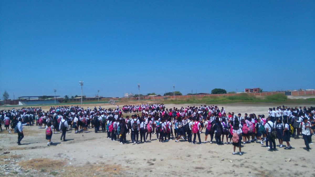 EducacionZ5_Ec's tweet photo. #SimulacroSismo  estudiantes del distrito la libertad también participaron de actividad preventiva! https://t.co/hBxNj4cgyY