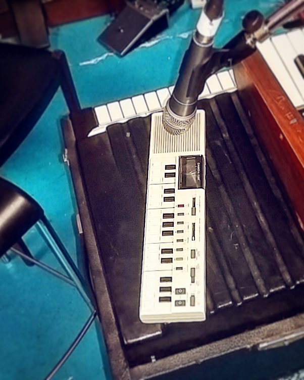 ThePoolStudioUK's tweet photo. Getting the biggest sounds from the smallest sources! @gengahr #casio #tinykeebs #StudioEx… https://t.co/oie5Ku4aff https://t.co/TfbhynnPZm