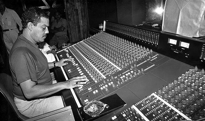 TBT Maestro Jairo Varela en su estado natural: creando música en los años 90 en Niche Estudios de la ciudad de Cali