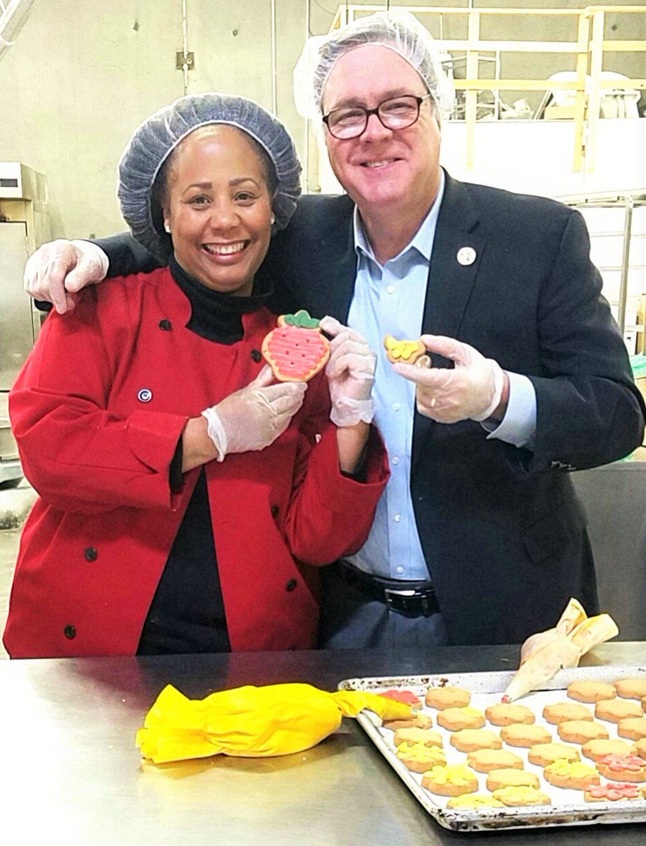 bitemeinc's tweet photo. We loved having you come visit @RepDennyHeck! Hope you enjoy your #BiteMeCookies! #SmallBusiness #womeninbusiness https://t.co/qlp3ab5a5y
