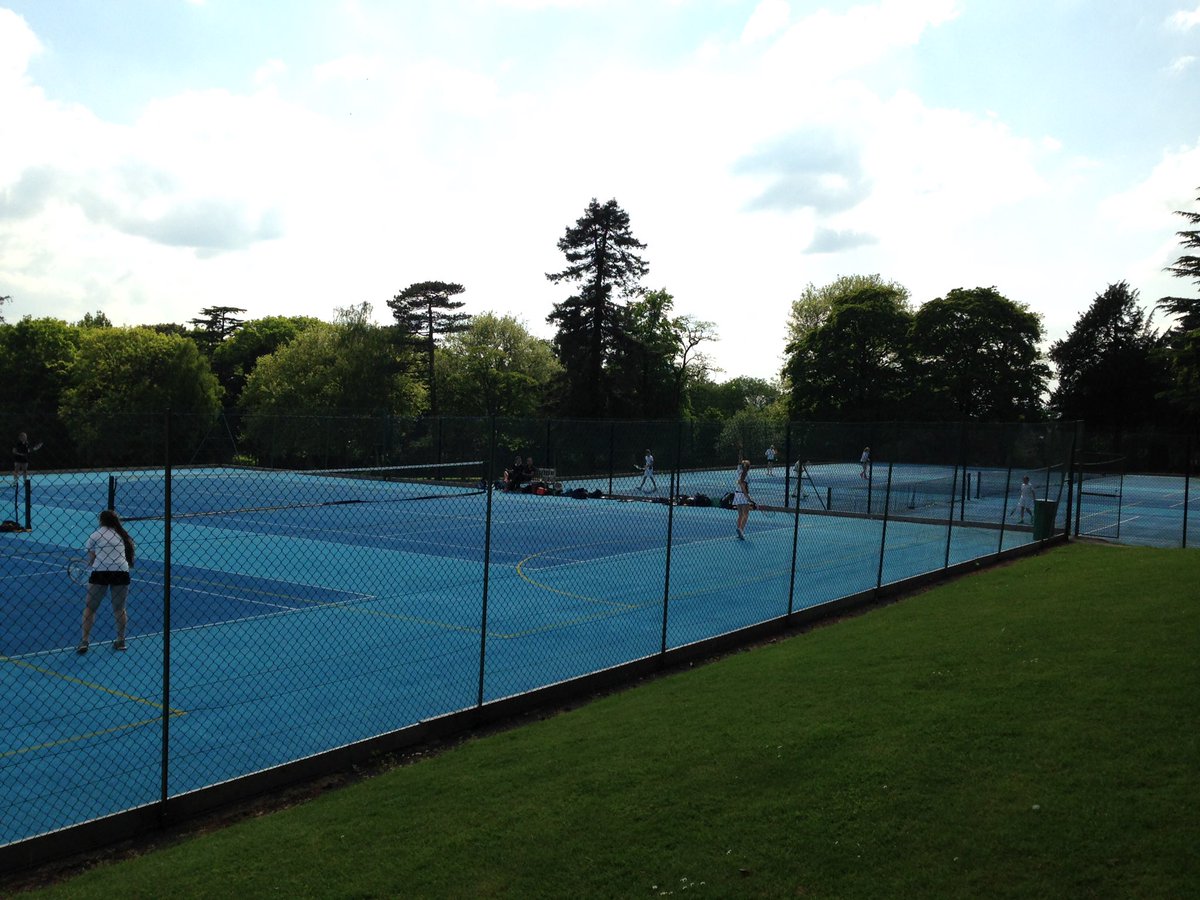 U13 Boys' &amp; U15 Girls' #Aegon #Teamtennis versus <a href="/CotswoldPE/">Cotswold School PE</a> underway #sportstedwards 🎾