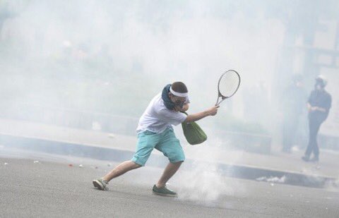 NuitDebout34's tweet photo. 😂😂😂 @RafaelNadal en grande difficulté sur le central de @RollandGaros #OnArreteTout #manif26mai  #AFP https://t.co/IJgJYCBCGn