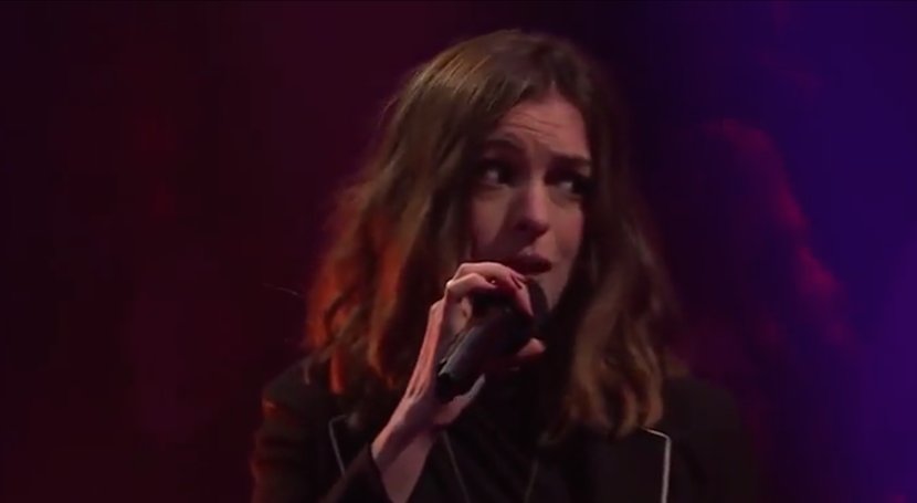 lesinrocks's tweet photo. Anne Hathaway démonte le présentateur américain James Corden dans un battle de rap https://t.co/ZXHjwhouX3 https://t.co/ePy44Qk8YW