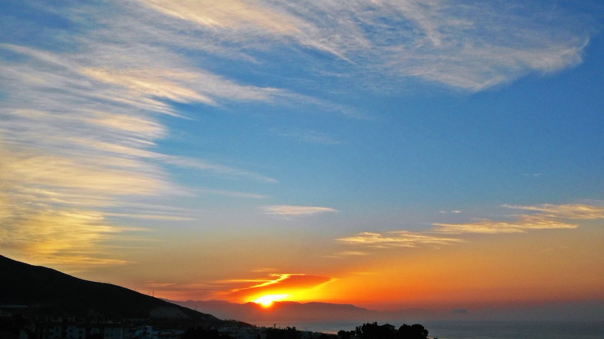 aspilanica's tweet photo. @tiempobrasero ESTA MAÑANA DESDE BENALMADENA https://t.co/FiooxT7f6t