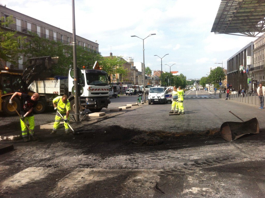 RenaudDeschamps's tweet image. Ils cassent ce que nous construisons.
Ils détruisent la confiance que nous installons.
Amiens mérite bien mieux.