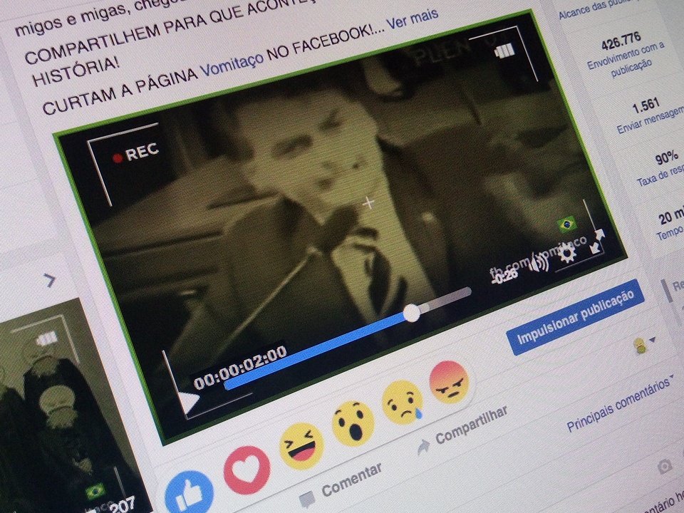 vomitaco's tweet photo. Vomitaço no @DepBolsonaro anunciado no facebook! Corre lá!! #Vomitaço  #VomitaçoBolsonaro Retwit pra galera saber!! https://t.co/b2BHbvX59v