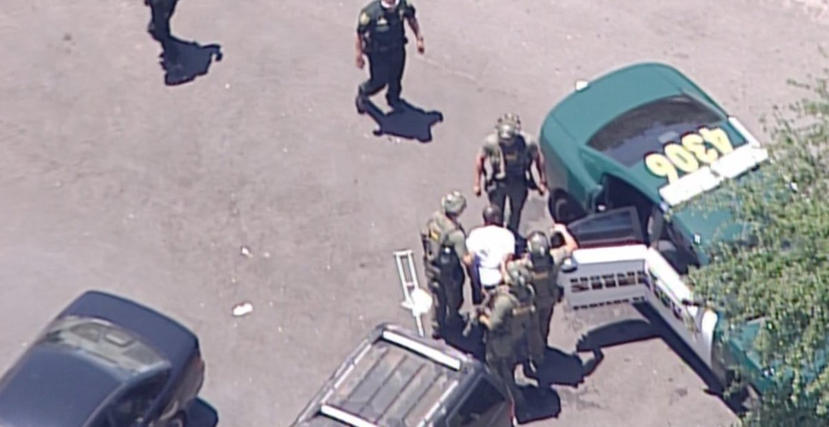 #BREAKING Man in custody after barricading himself with woman inside Pompano Beach home bit.ly/1UfLPCp?utm_me… https://t.co/EHpQRtLuaG